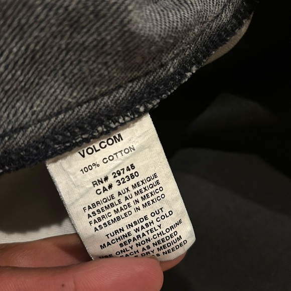 Dark wash volcom denim jean jacket with contrast sleeves and snap buttons - Picture 6 of 6